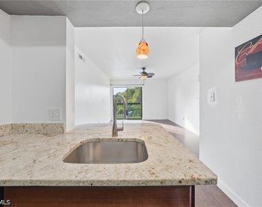 2925 Winkler Avenue - Photo Thumbnail 6