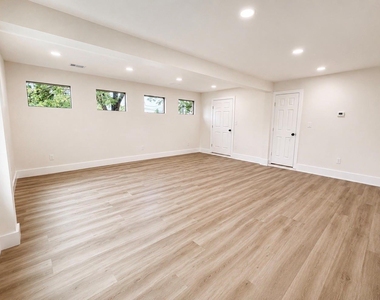 15806 Lakeview Drive - Photo Thumbnail 24