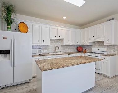 2060 Glencove Drive - Photo Thumbnail 11