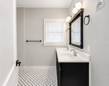 2608 Rosewood Street - Photo Thumbnail 16