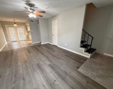 8730 Glen Meadow Lane - Photo Thumbnail 5