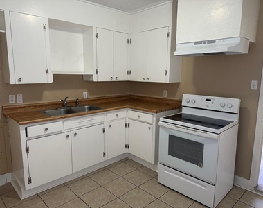 806 N Avenue B - Photo Thumbnail 2