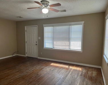 806 N Avenue B - Photo Thumbnail 1