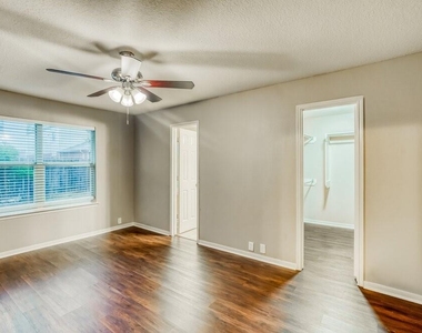 10403 Falling River Drive - Photo Thumbnail 7