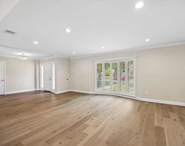 9407 Cranleigh Court - Photo Thumbnail 12