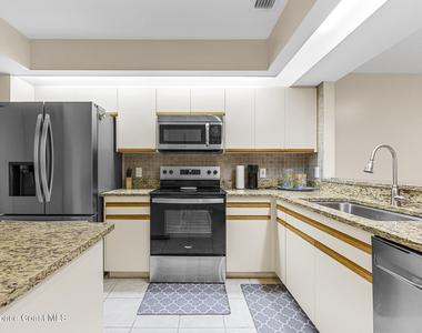 1141 Country Club Drive - Photo Thumbnail 4