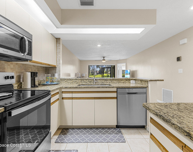 1141 Country Club Drive - Photo Thumbnail 7