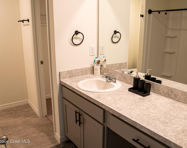 593 Haleybury Street Sw - Photo Thumbnail 5