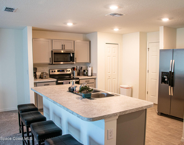 593 Haleybury Street Sw - Photo Thumbnail 2