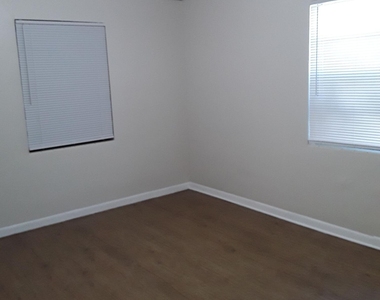 120 Laurel Oak Street - Photo Thumbnail 7