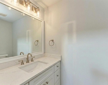 2927 W Gandy Boulevard - Photo Thumbnail 8
