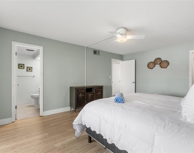 4775 Cove Circle - Photo Thumbnail 12