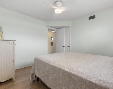 4775 Cove Circle - Photo Thumbnail 18