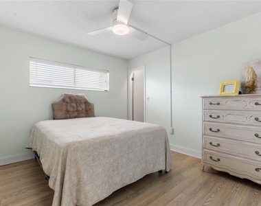 4775 Cove Circle - Photo Thumbnail 17