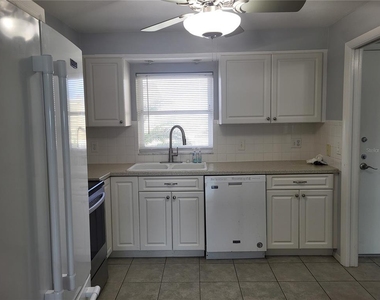 4775 Cove Circle - Photo Thumbnail 7
