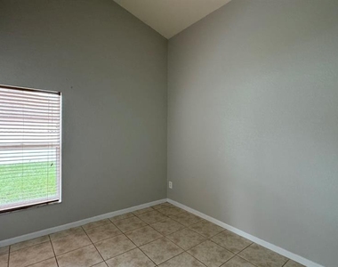 2916 White Cedar Circle - Photo Thumbnail 11