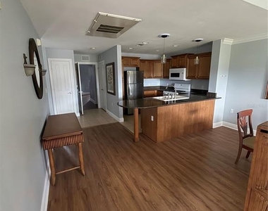 7687 Heritage Crossing Way - Photo Thumbnail 6