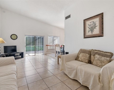 712 E Flag Way - Photo Thumbnail 7