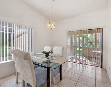 712 E Flag Way - Photo Thumbnail 10