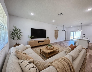 8419 N Saxon Way - Photo Thumbnail 6