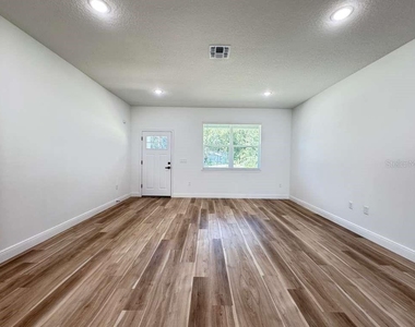 8419 N Saxon Way - Photo Thumbnail 8