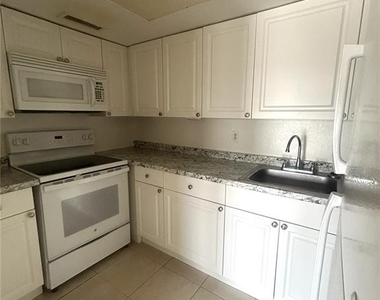 452 Banyon Tree Circle - Photo Thumbnail 5
