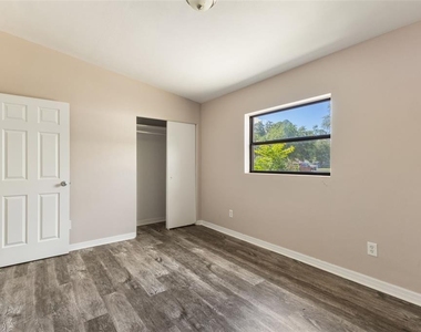 212 Homewood Drive - Photo Thumbnail 9