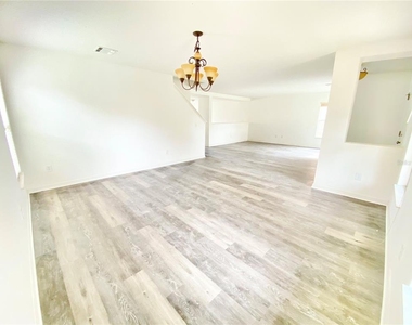 13631 Phoenix Drive - Photo Thumbnail 4