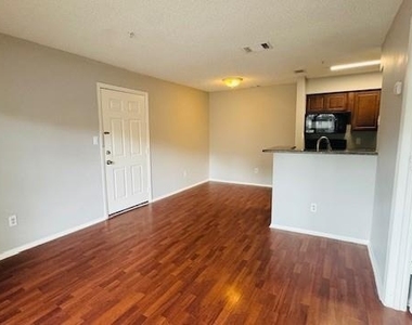 241 Afton Square - Photo Thumbnail 7