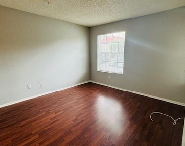 241 Afton Square - Photo Thumbnail 10