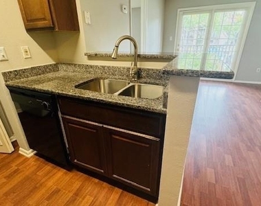 241 Afton Square - Photo Thumbnail 5