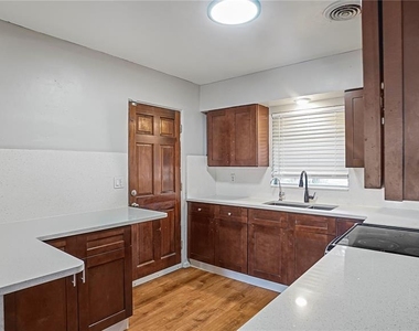 5518 Riviera Drive - Photo Thumbnail 7