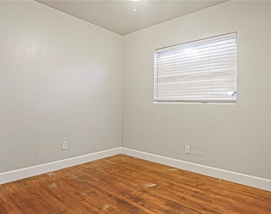 5518 Riviera Drive - Photo Thumbnail 17