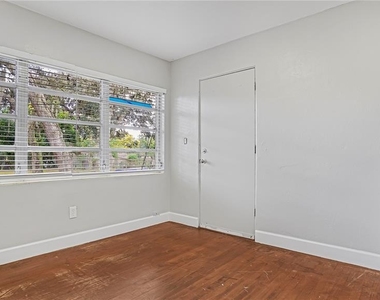 5518 Riviera Drive - Photo Thumbnail 10