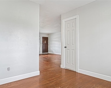 5518 Riviera Drive - Photo Thumbnail 9