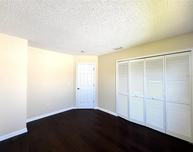 2985 Viscount Circle - Photo Thumbnail 18