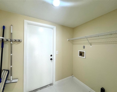 2985 Viscount Circle - Photo Thumbnail 22