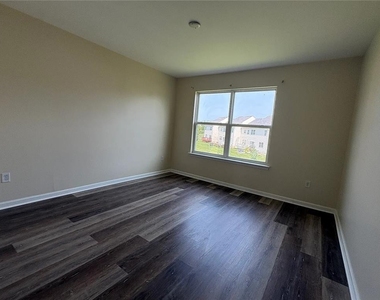 948 King Way - Photo Thumbnail 14