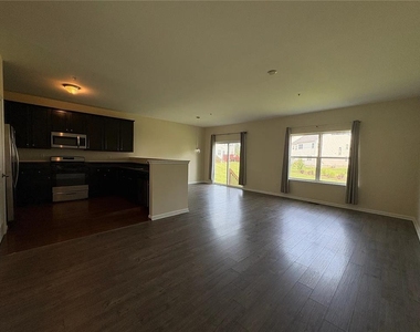 948 King Way - Photo Thumbnail 7
