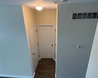948 King Way - Photo Thumbnail 11