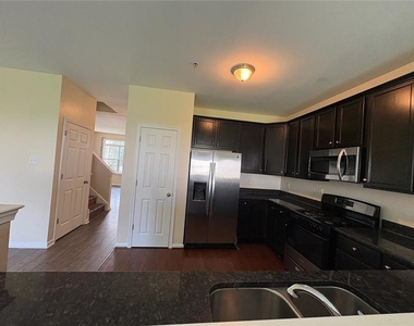 948 King Way - Photo Thumbnail 6