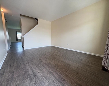 948 King Way - Photo Thumbnail 8