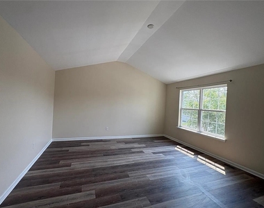 948 King Way - Photo Thumbnail 9