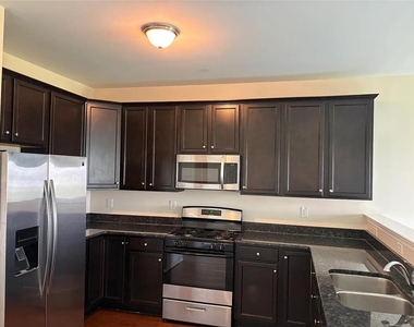 948 King Way - Photo Thumbnail 4