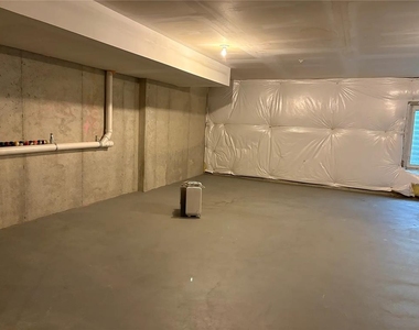 948 King Way - Photo Thumbnail 12