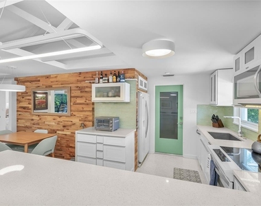 2560 Sunnyside Street - Photo Thumbnail 10