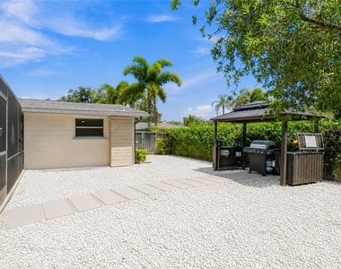 2560 Sunnyside Street - Photo Thumbnail 34