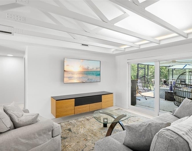 2560 Sunnyside Street - Photo Thumbnail 6