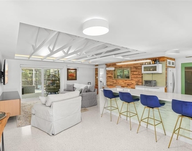 2560 Sunnyside Street - Photo Thumbnail 4