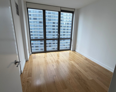 West 57th Street (11th avenue) - Photo Thumbnail 4